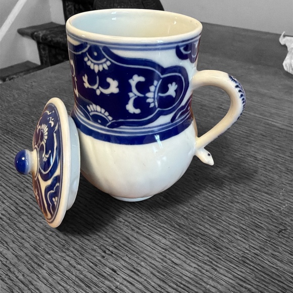 Hand Painted, covered, porcelain mug from Metropolitan  Museum - Picture 2 of 5